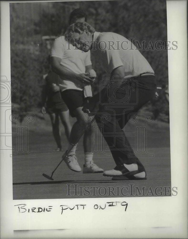 1985 Press Photo Spokane golfer Mark Gardner, birdie putt on #9 - sps07000 - Historic Images
