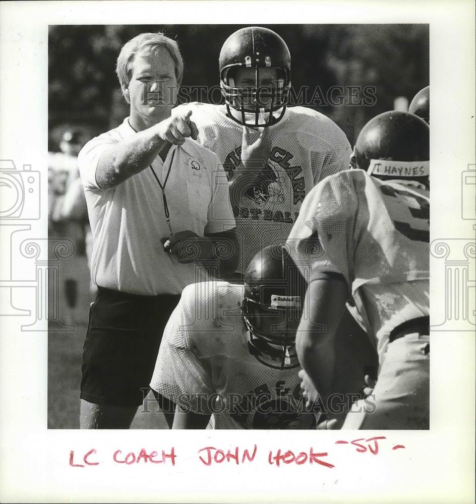 1987 Press Photo Lewis and Clark football coach John Hook talks to his players - Historic Images