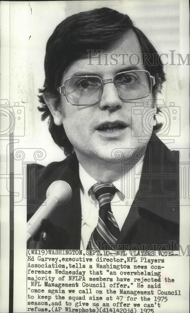 1975 Press Photo Ed Garvey, executive director, NFL Players Association - Historic Images