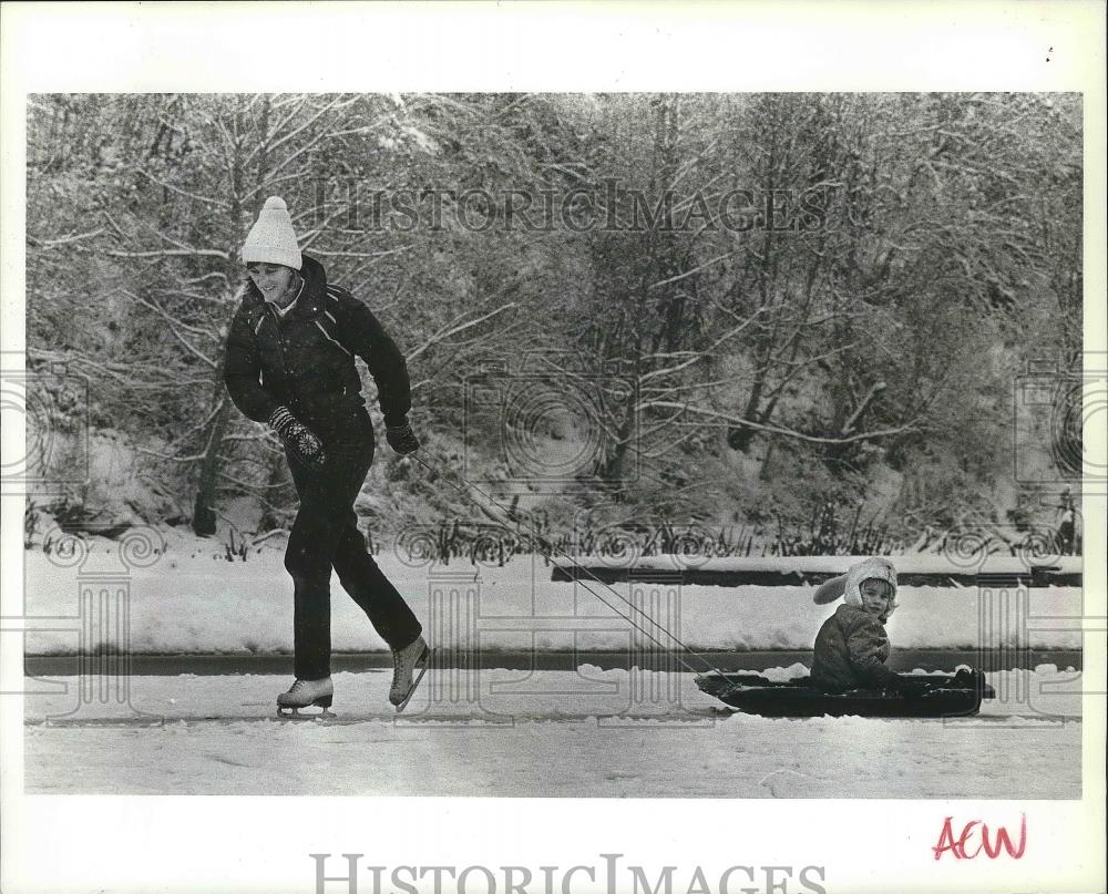 1988 Press Photo Laura Phillips gets sled pull by mom Sara, on icy Fernan Lake - Historic Images