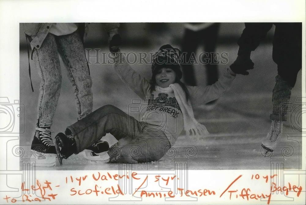 1991 Press Photo 5-year-old local Annie Tensen falls on the ice while skating - Historic Images