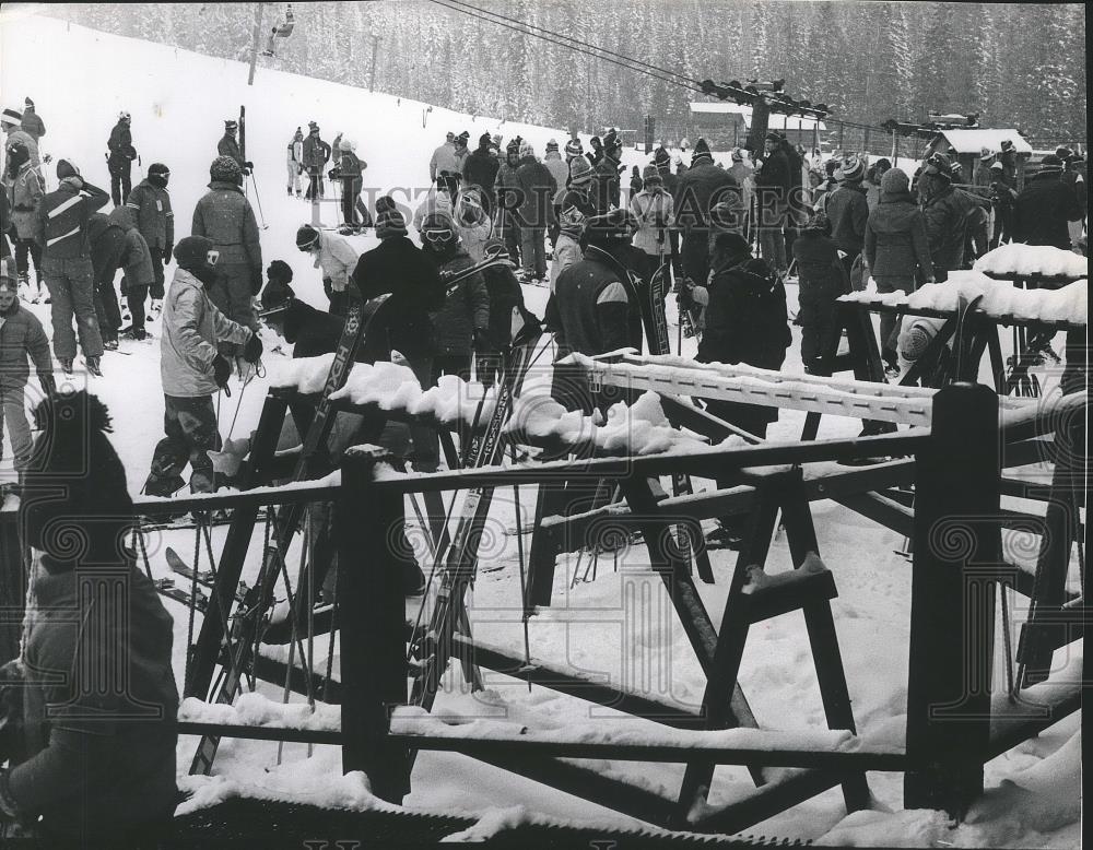 1976 Press Photo 49 Degrees North Ski School packed with patrons - sps07214 - Historic Images