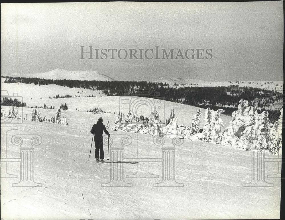 1984 Press Photo A lone skier on top Idaho&#39;s Pomerelle skiing area - sps07356 - Historic Images