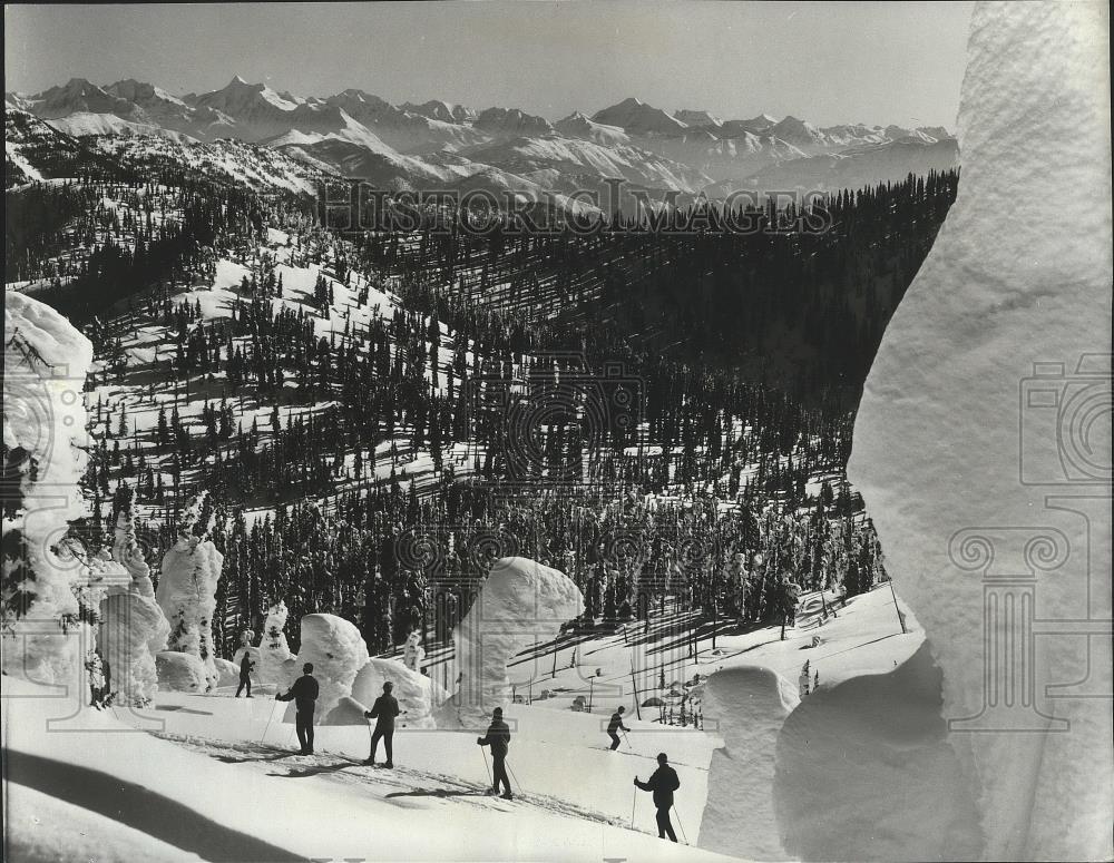 1977 Press Photo Skiers at Big Mountain skiing area near Whitefish, Montana - Historic Images