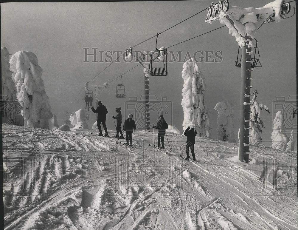 1985 Press Photo Skiers on Big Mountain summit skiing area in Montana - sps07443 - Historic Images