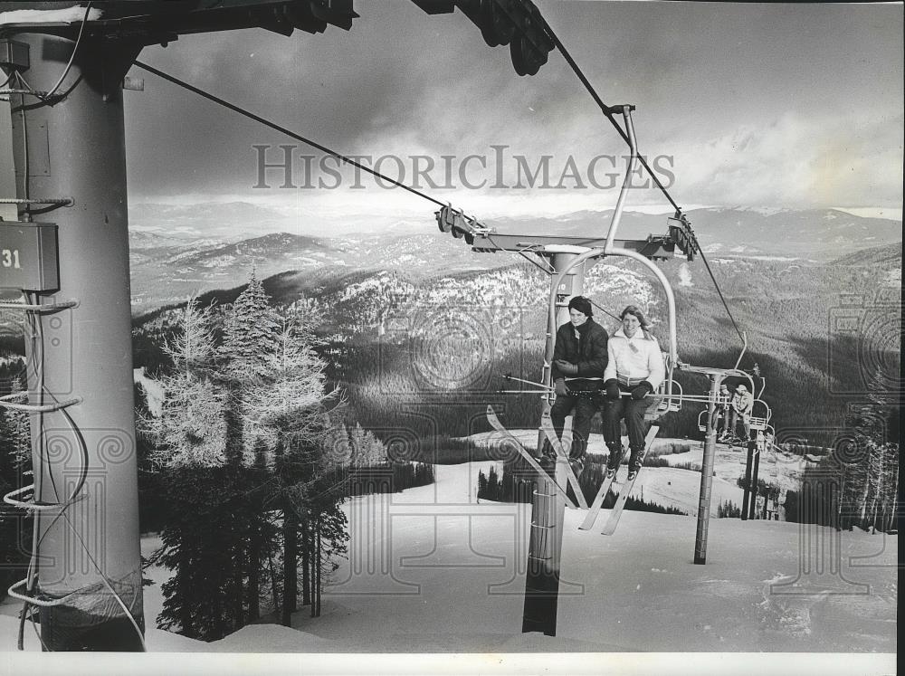 1977 Press Photo Craig Pope &amp; Becky Law at 49 Degrees North skiing area - Historic Images