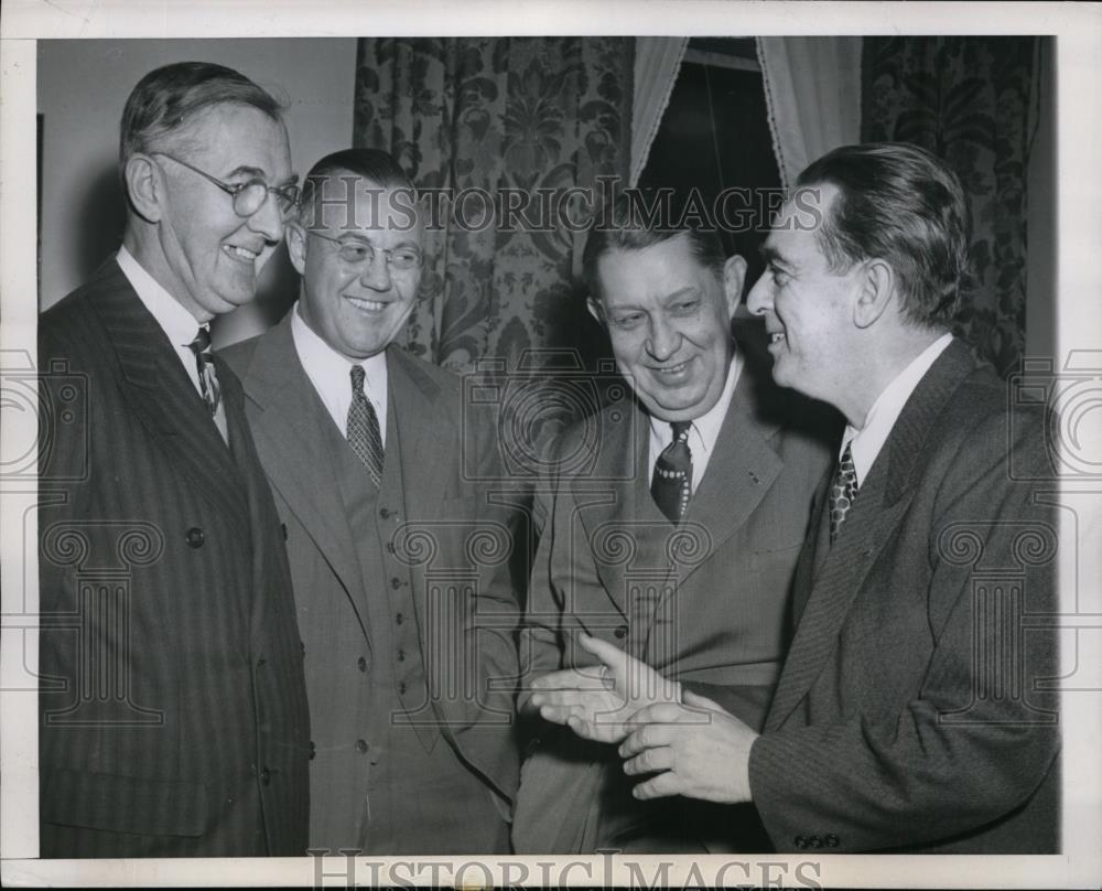 1945 Press Photo New York New York Mayor William O&#39;Dwyer at meeting in NYC - Historic Images