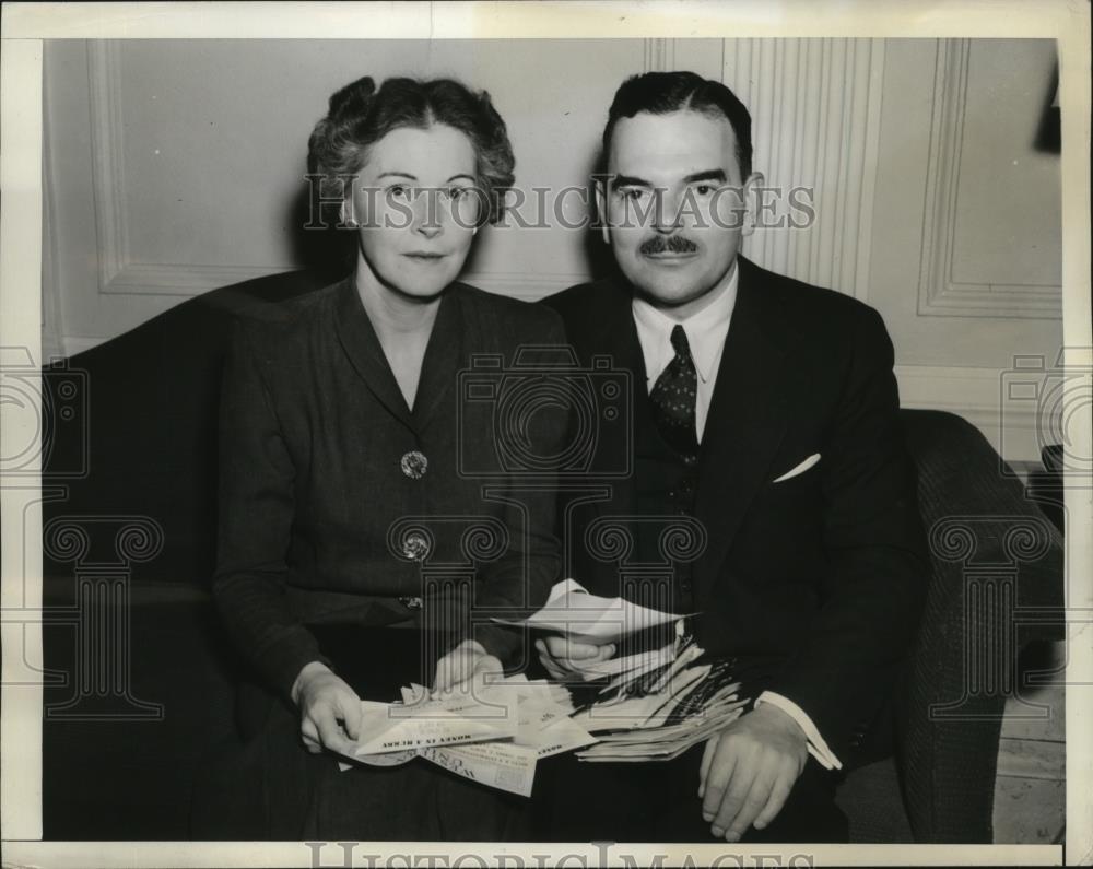 1942 Press Photo New York Gov.Thomas E. Dewey  with congratulatory Telegram NYC - Historic Images