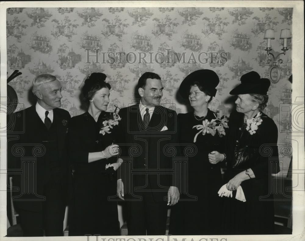 1942 Press Photo New York Thomas E. Dewey and members of his family NYC - Historic Images