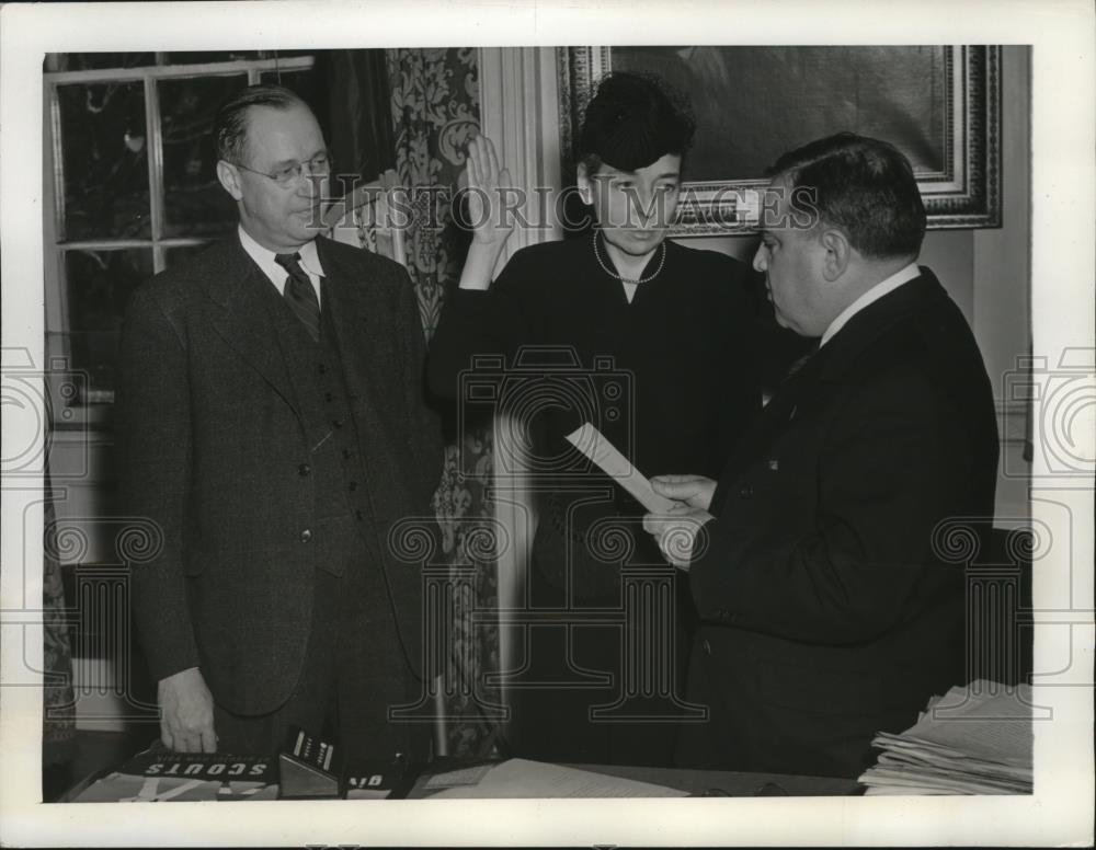 1942 Press Photo New York Mayor F.H La Guardia swore new members Civil Service - Historic Images