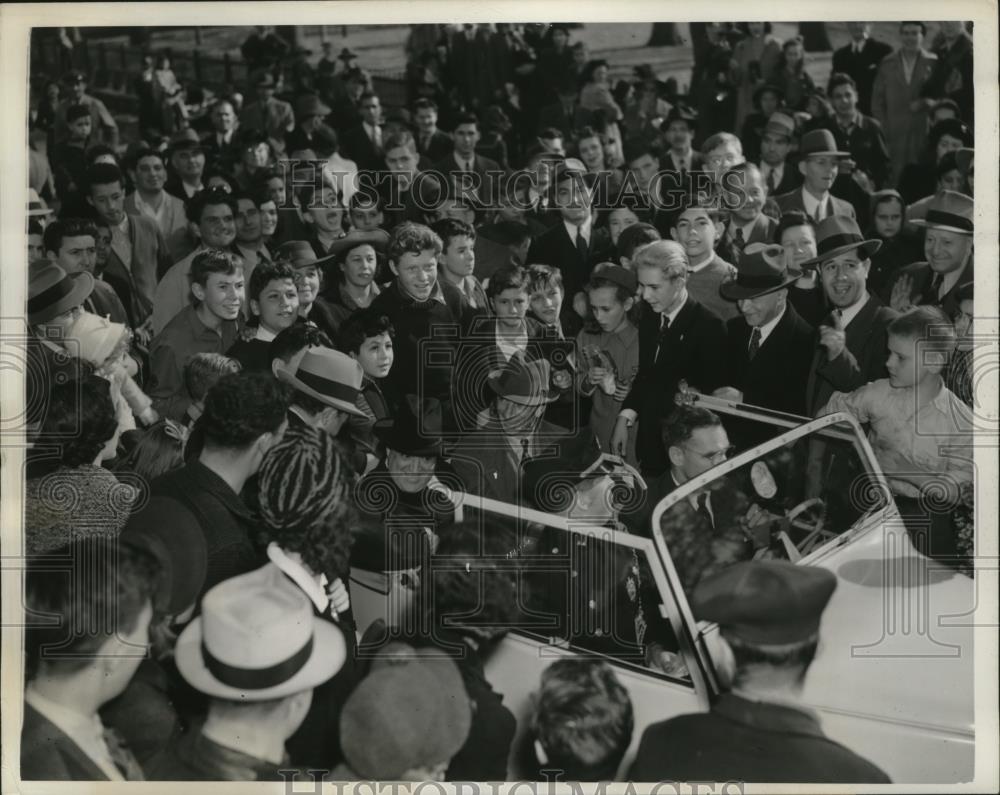 1941 Press Photo New York Mayor La Guardia around the Bronx Zoo NYC - neny25833 - Historic Images