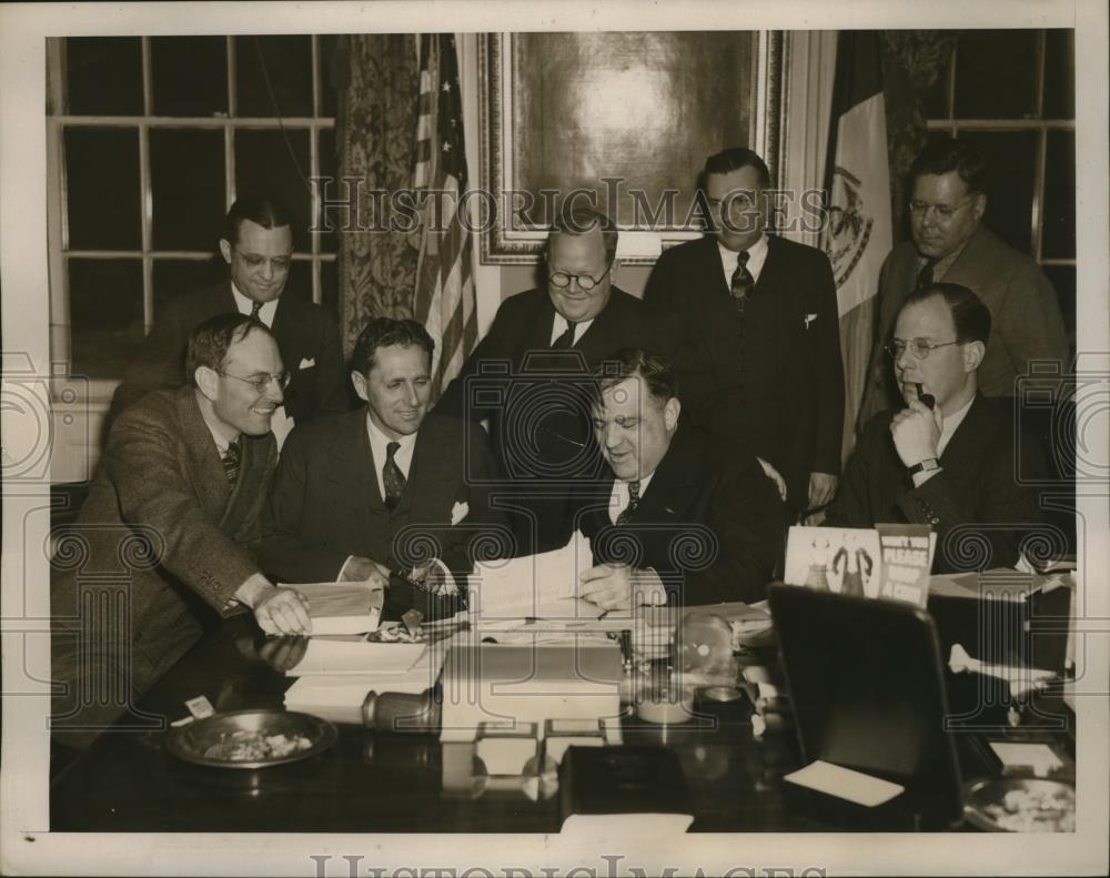 1940 Press Photo New York Mayor Fiorello La Guardia with Legislative Leaders NYC - Historic Images