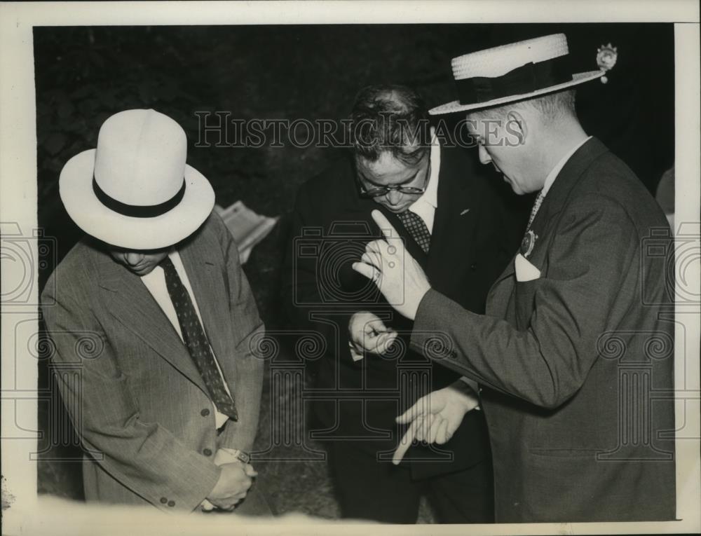 1940 Press Photo New York Mayor F.H.La Guardia examine explosion at Central Park - Historic Images