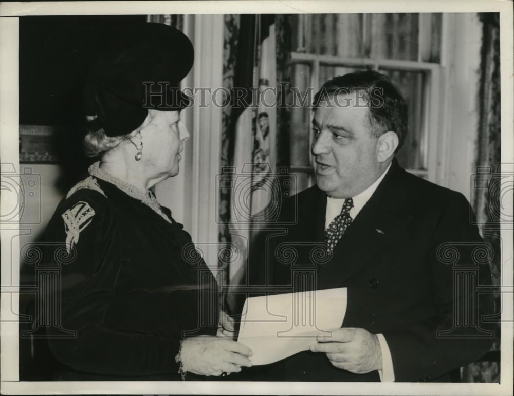 1940 Press Photo New York Mayor LaGuardia Swearing in Margaret McCooey NYC - Historic Images