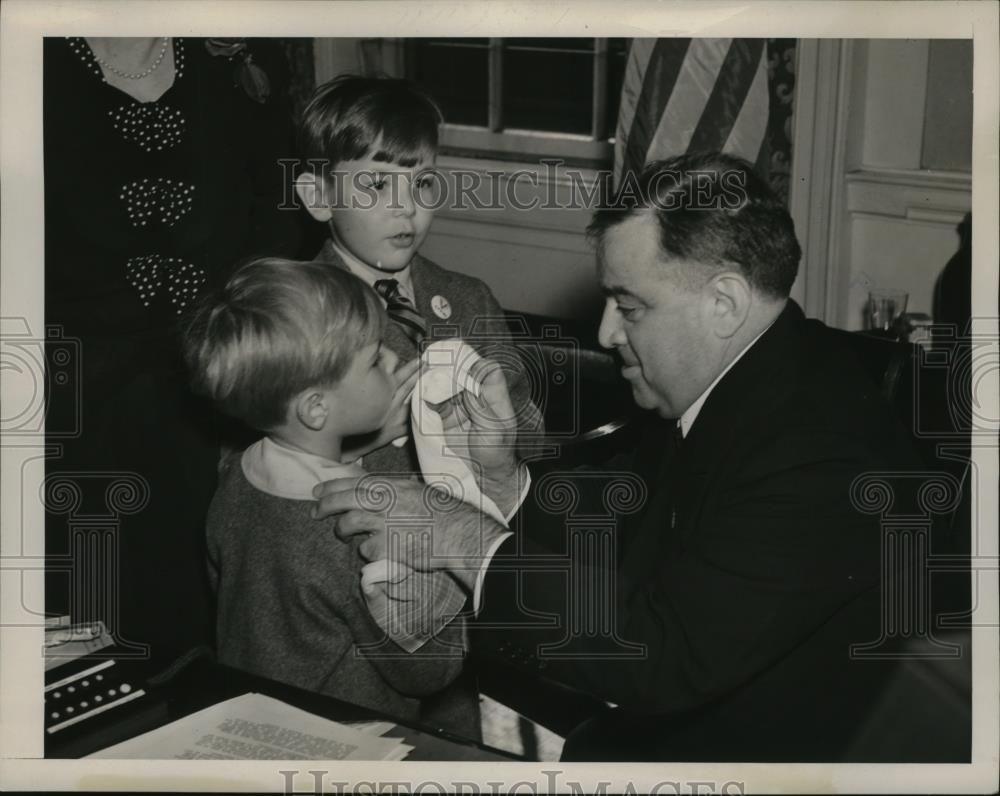 1941 Press Photo New York Mayor LaGuardia with Children Barry & Tom Head NYC - Historic Images