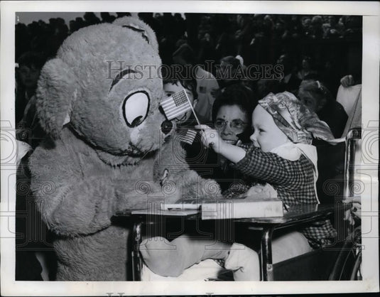 1950 Press Photo New York Tommy Weber of Bellevue Hospital w/ Bear Mascot NYC - Historic Images
