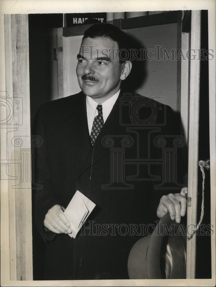 1944 Press Photo New York Governor Dewey Registers NYC - neny26266 - Historic Images