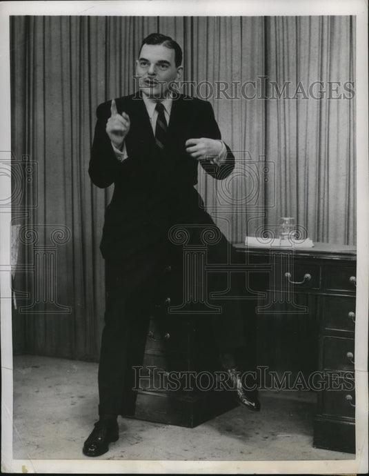 1950 Press Photo New York Gov. Dewey Answers Questions During Sidewalk Talk NYC - Historic Images