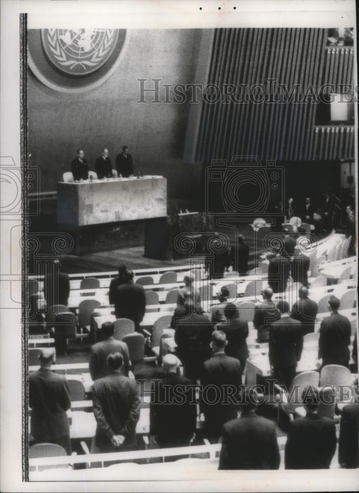 1962 Press Photo New York Members of U.N. Assembly Pray for Mrs Roosevelt NYC - Historic Images