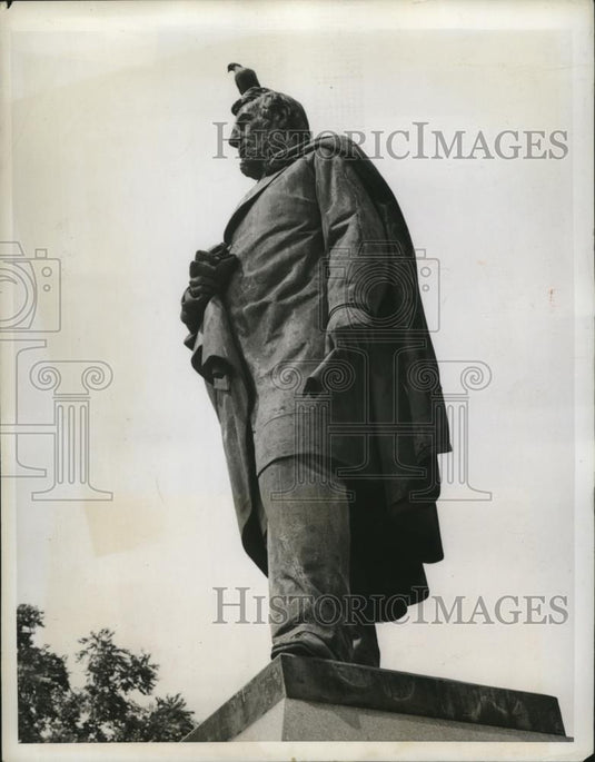 1944 Press Photo New York  Pigeon Perches on Abe Lincoln's Statue for Safety NYC - Historic Images