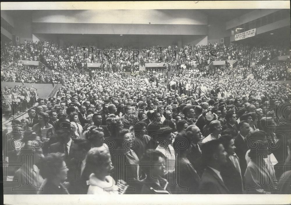 1962 Press Photo A crowd of men and women inside Spokane&#39;s Coliseum - sps07091 - Historic Images