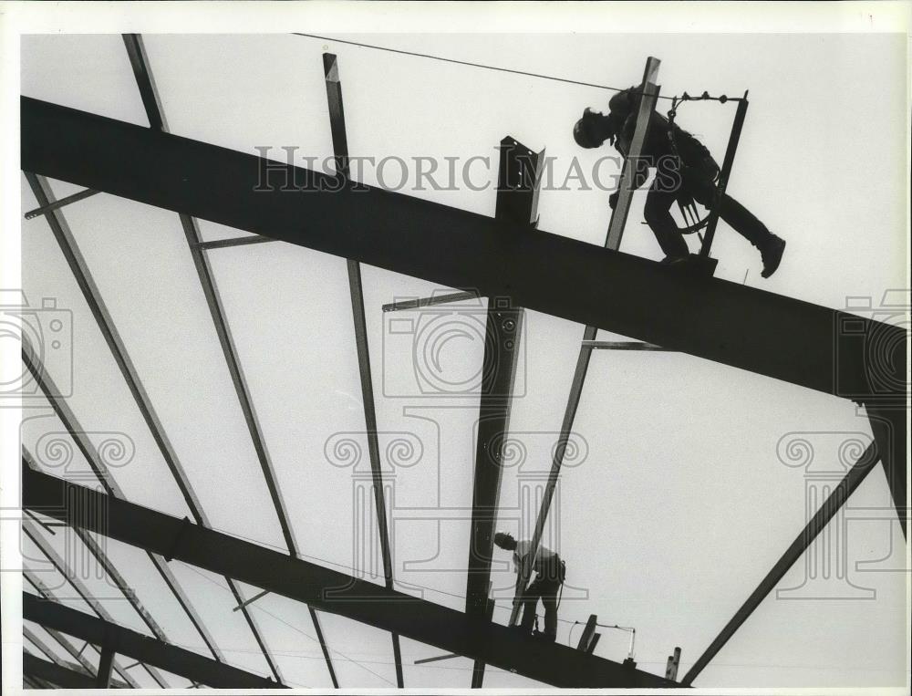 1993 Press Photo Workers set up roof beams at the Spokane Interstate Fairgrounds - Historic Images