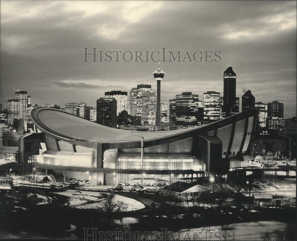 1989 Press Photo The Saddledome stadium in Calgary, Alberta, at night - sps07224 - Historic Images