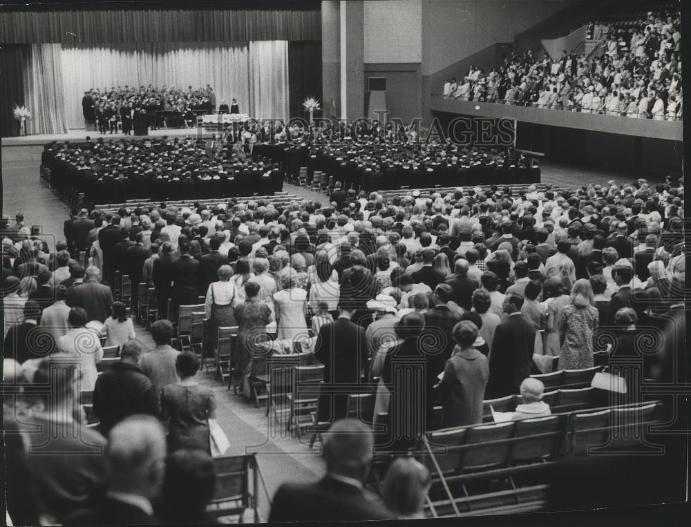 1968 Press Photo A crowd fills up Rogers graduation rites at the Colis ...