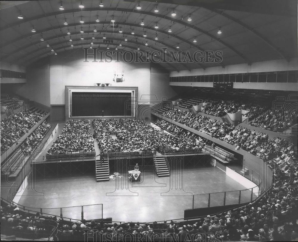 1961 Press Photo Colonel John D. Craig talks to crowd at the Coliseum in Spokane - Historic Images