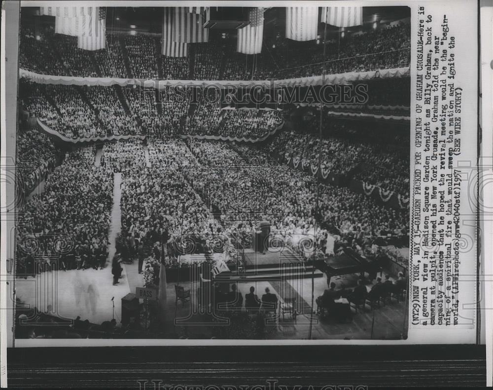 1957 Press Photo The crowd at Madison Square Garden for Billy Graham crusade - Historic Images