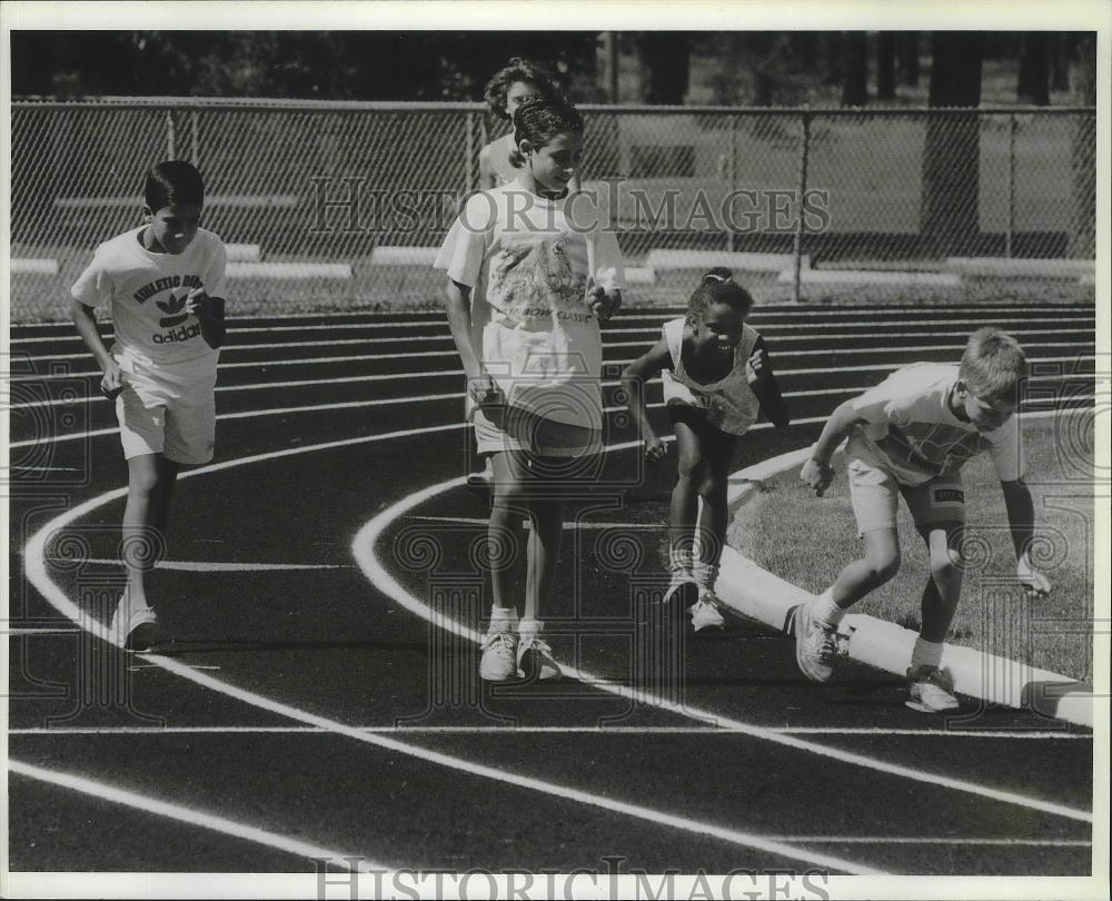 1989 Press Photo Members of the Safety Harbor Youth Track Club for Jr Olympics - Historic Images