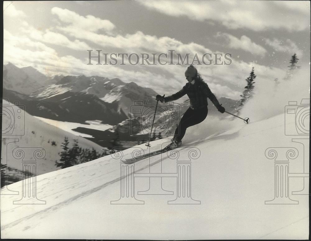 1977 Press Photo Skier enjoys Canadian Rockies skiing area - sps07781 - Historic Images