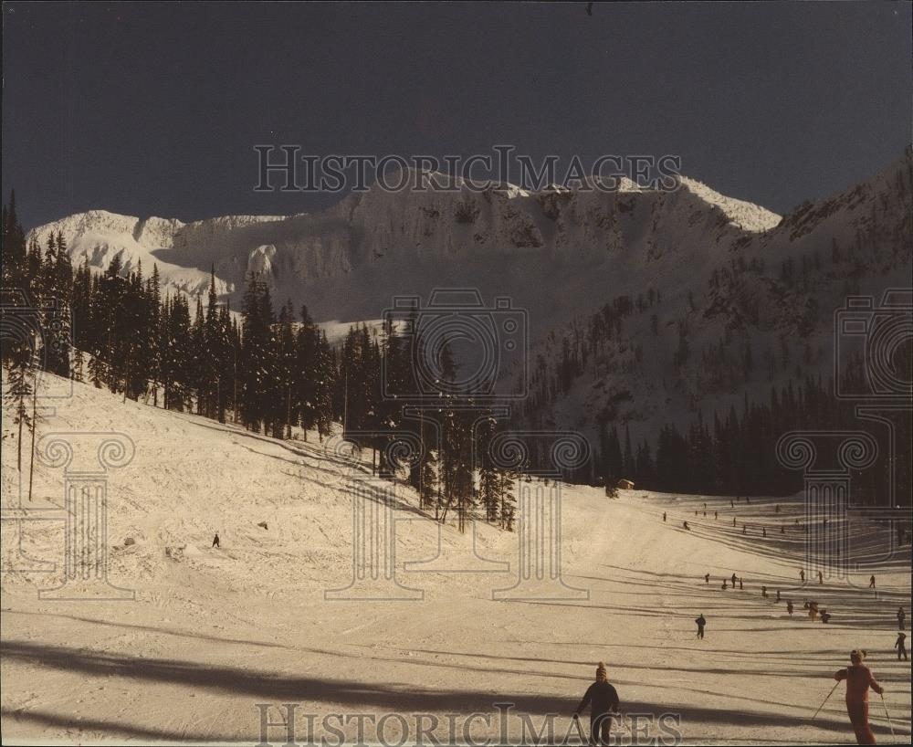 1990 Press Photo Skiers at Alan Palmer, RRH, Nelson, B.C., skiing area in Canada - Historic Images