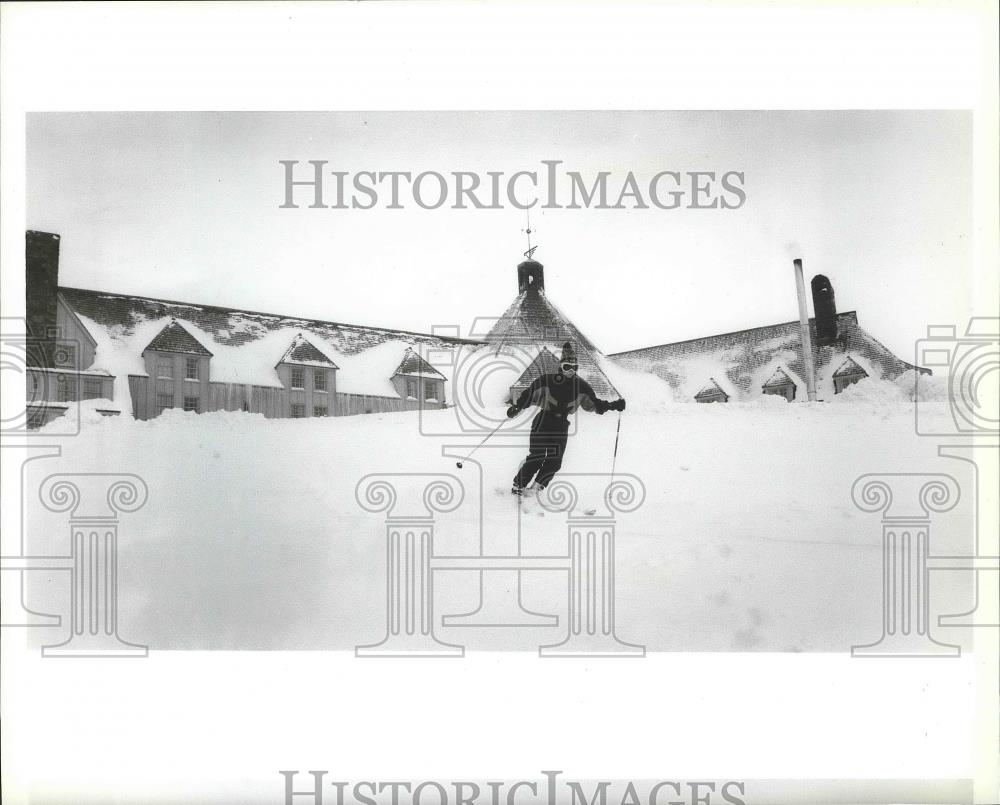1993 Press Photo Skier enjoys snow at Timberline Lodge skiing area in Oregon - Historic Images