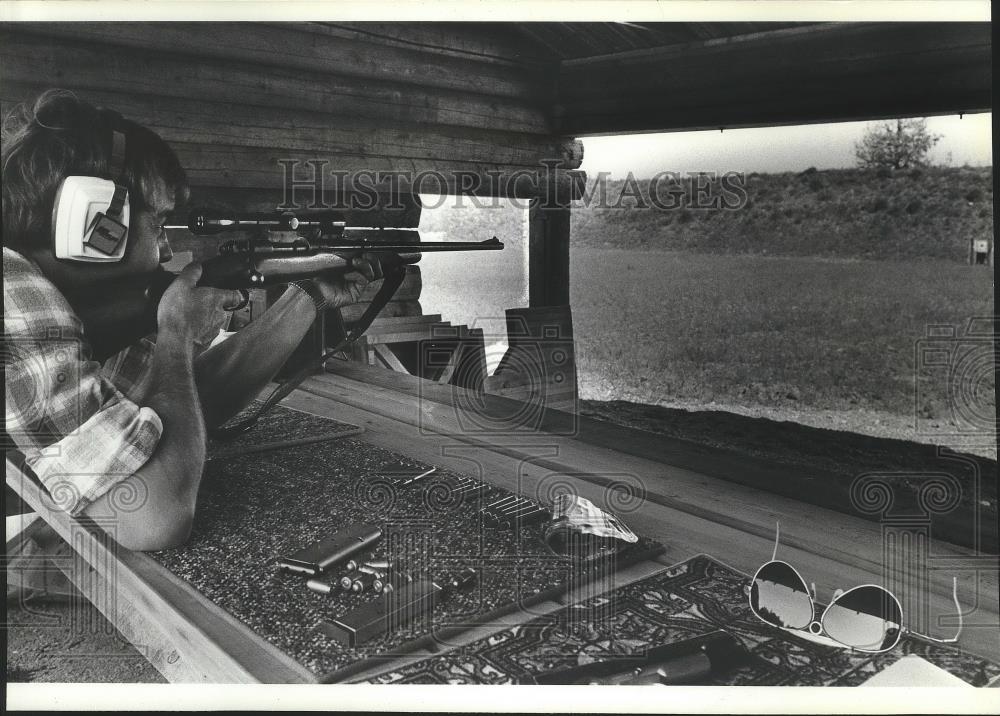 1983 Press Photo Man with a gun at shooting range in action - sps07843 - Historic Images