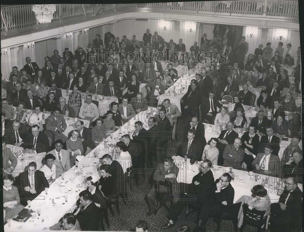 1956 Press Photo Sports writers &amp; broadcasters at the SWAB sports award banquet - Historic Images