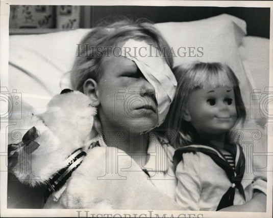 1965 Press Photo Donna Adkins Victim of Kidnapper Shown at Hospital in Berea OH - Historic Images