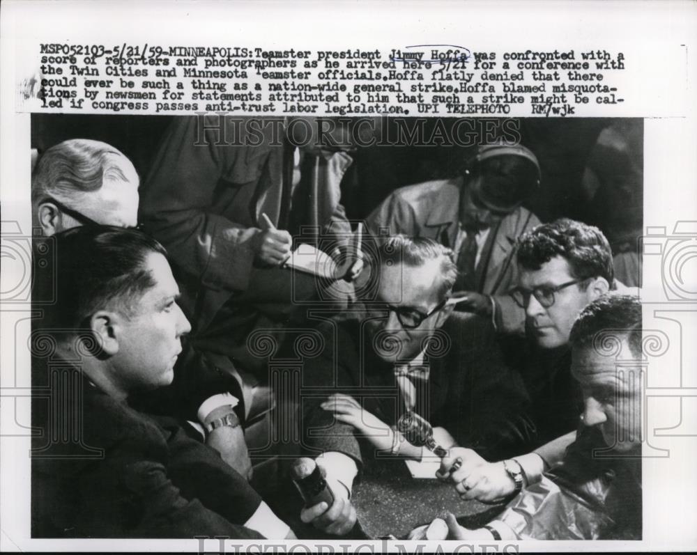 1959 Press Photo Teamster Pres Jimmy Hoffa Confronted with Reporters on Arrival - Historic Images