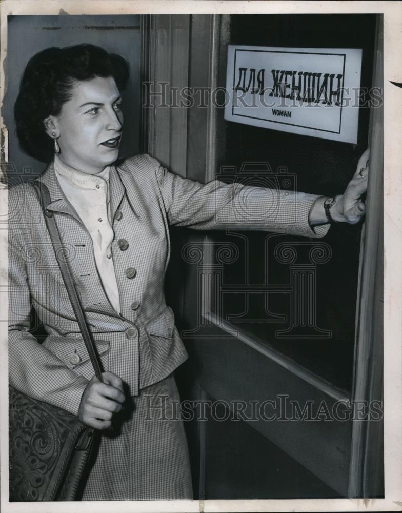 1954 Press Photo Peggy Rush Take Second Look When Entering Powder Room in Russia - Historic Images