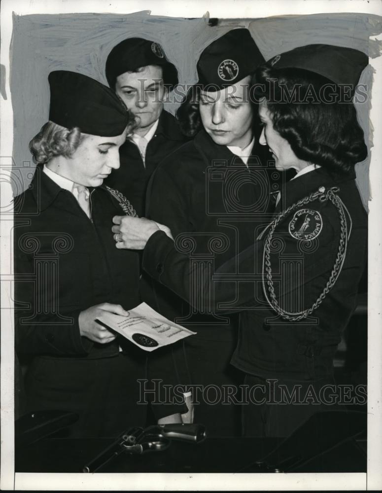 1940 Press Photo Major Abbie Kerr of Green Guards presents award to daughter - Historic Images