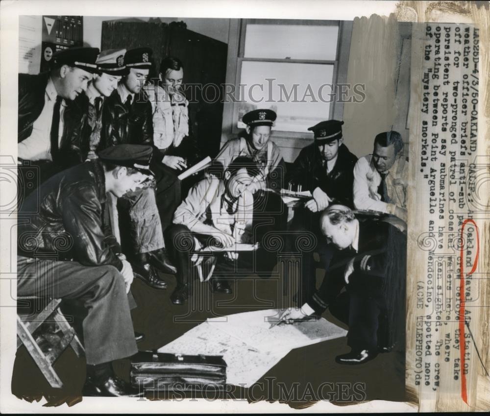1950 Press Photo Oakland Naval Air Station Officer Briefs Anti-Sub Patrol, CA - Historic Images