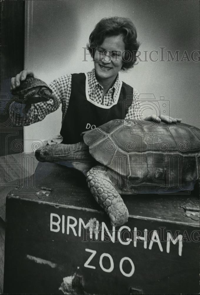1976 Press Photo Turtles-Birmingham Ala. Zoo-Mrs. Louis Dow, Zoological Society - Historic Images