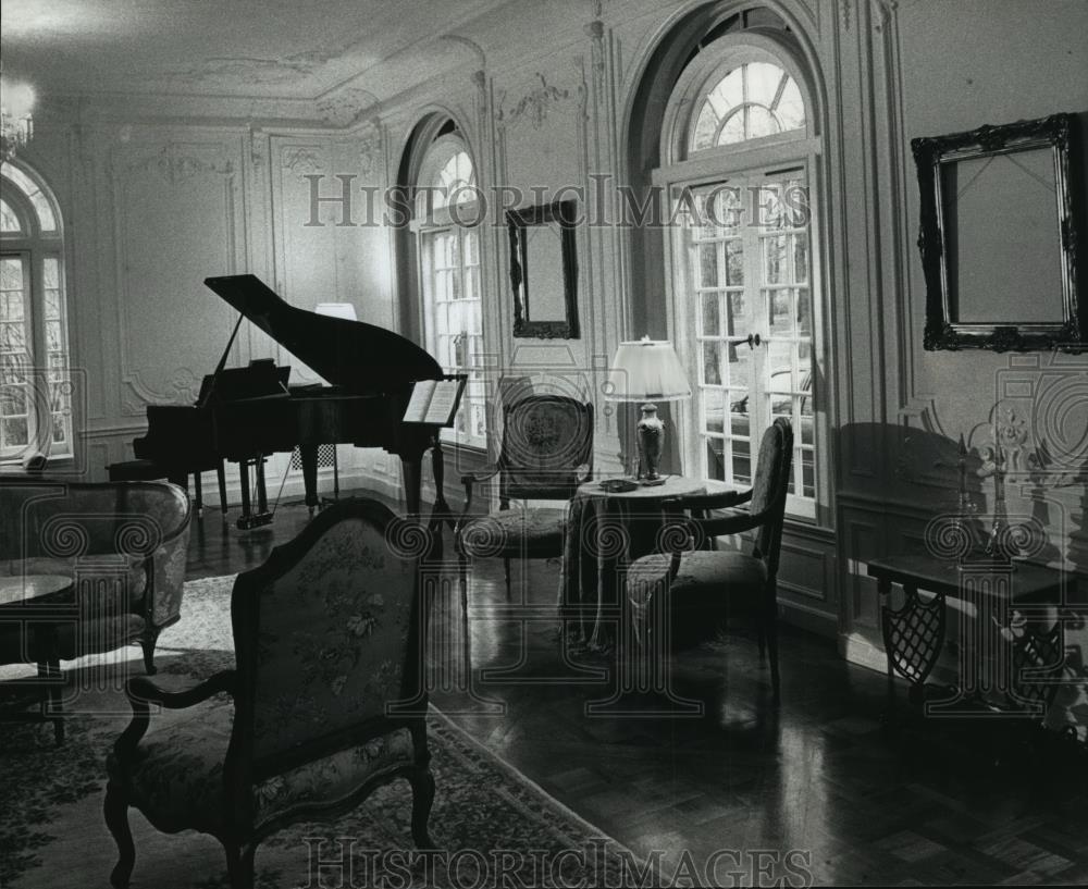 1990 Press Photo Peter and Mary Buffett&#39;s Living Room in Milwaukee, Wisconsin - Historic Images