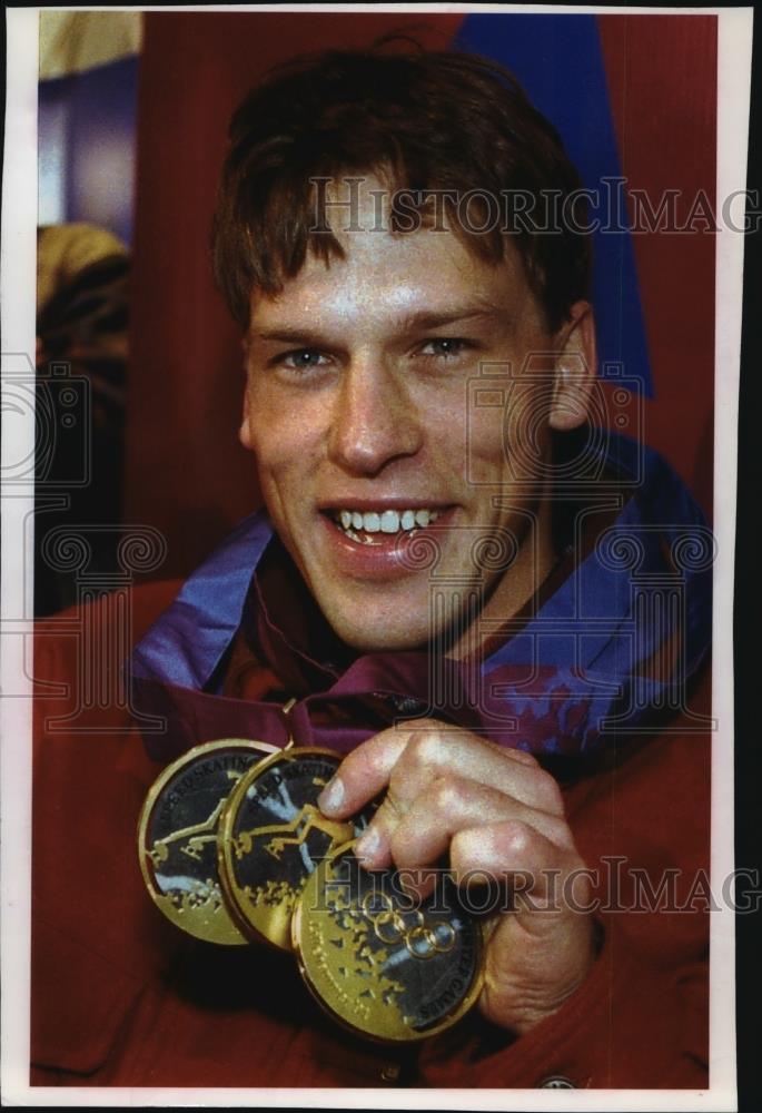 1994 Press Photo Olympic speedskater Johann Olav Koss holding three gold metals - Historic Images