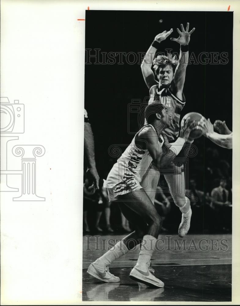 1980 Press Photo Oliver Lee prepared to launch a jump shot, Marquette basketball - Historic Images