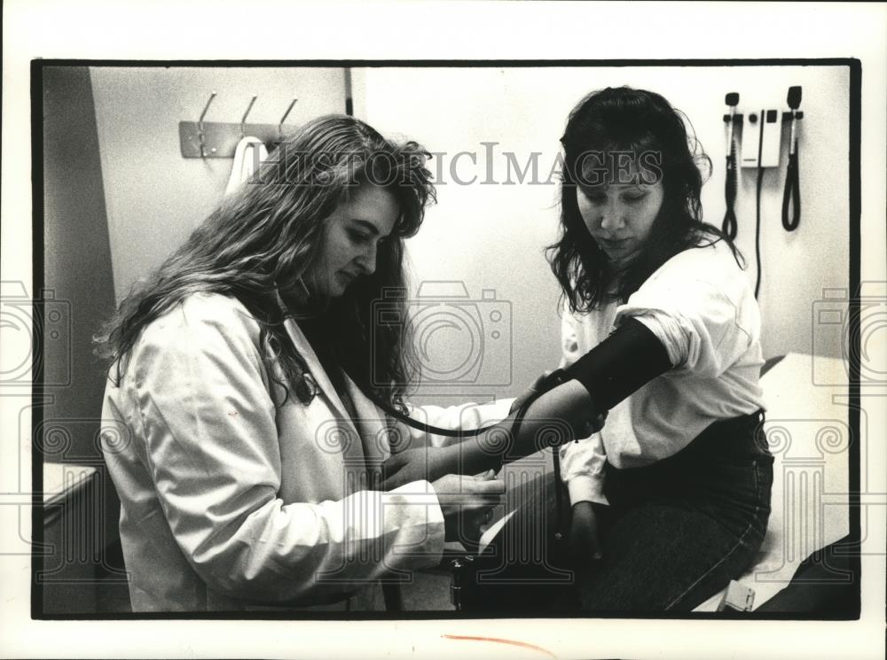 1992 Press Photo Lori Thompson volunteers at Isaac Coggs Health Clinic - Historic Images