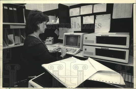1985 Press Photo Dolors Juergens has the help of computer in running restaurant - Historic Images
