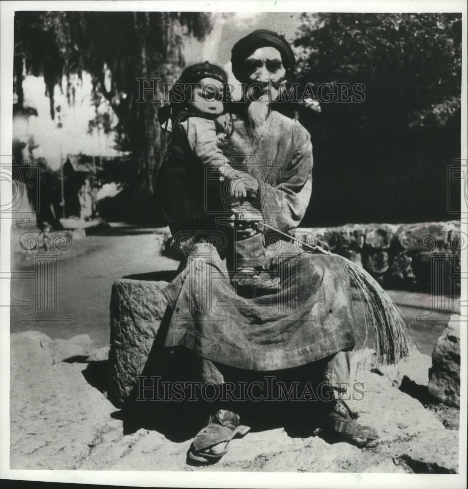 1990 Press Photo China-Bert Krawczyk photographed an elder and a boy in China - Historic Images