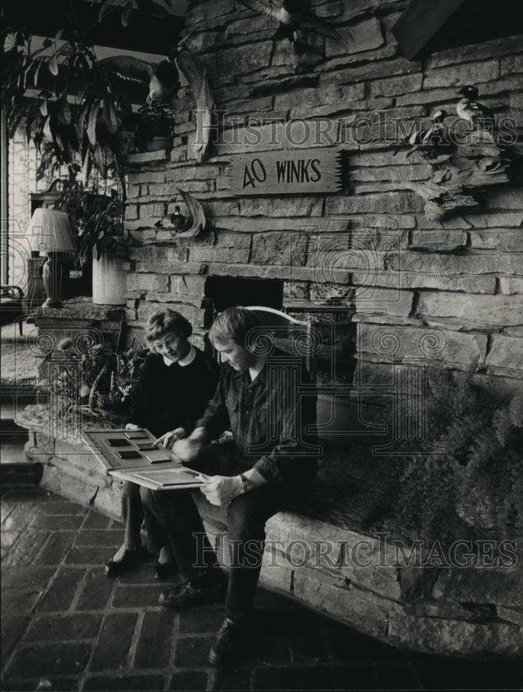 1988 Press Photo Glenna & Marvin Metzger examine samples of tile for their motel - Historic Images