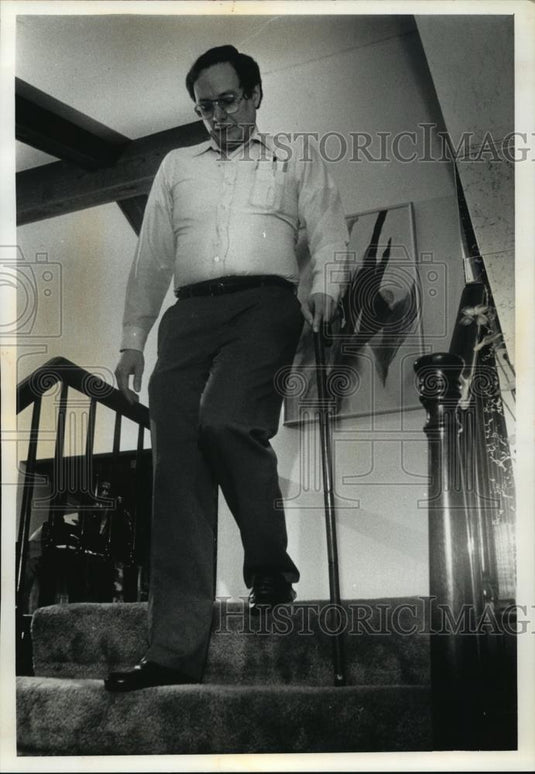 1992 Press Photo Douglas D. Colton in his Brookfield home, Wisconsin - mja81223 - Historic Images